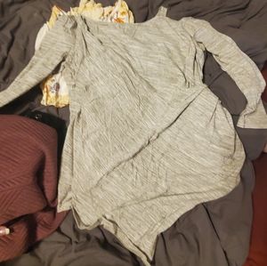 Asymetrical top with 1 peek a boo shoulder